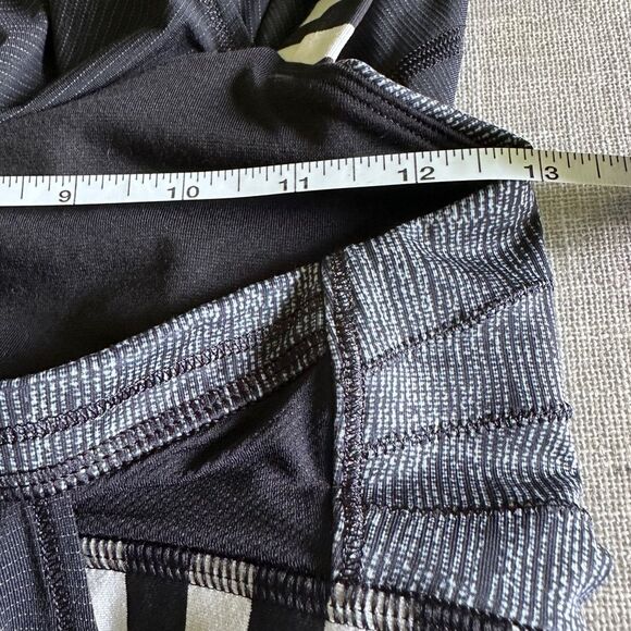 Lululemon Restless Run Tank Top Black White Stripe Built in Bra Sinch Waist Sz 6 - Picture 10 of 11